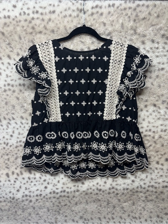 Jennifer & Grace Tops - JENNIFER & GRACE FLUTTER SLEEVE PEPLUM STYLE EYELET TOP